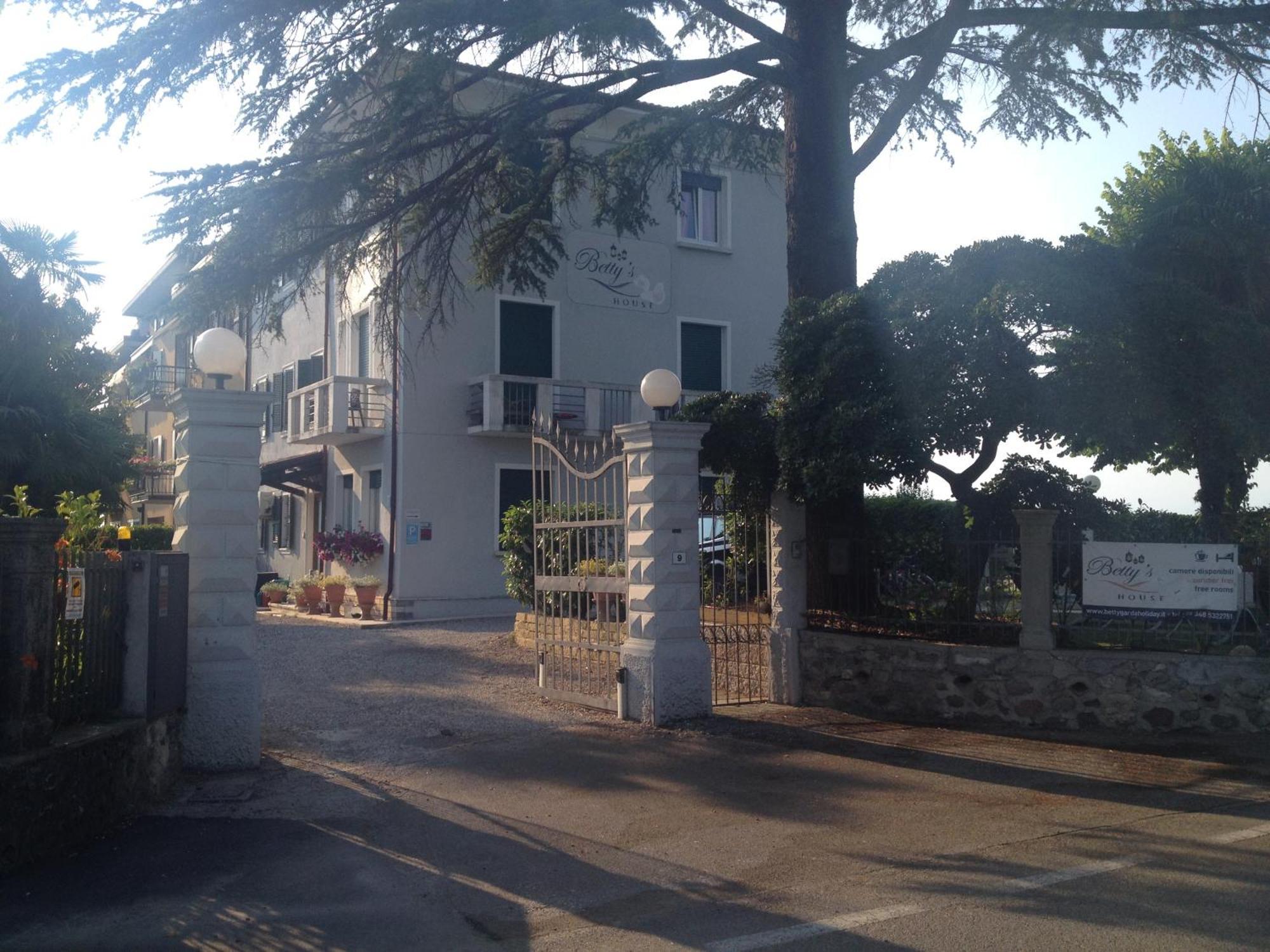Betty'S House Bed and Breakfast Lazise Eksteriør billede